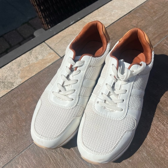 Banana republic, ladies, cream sneaker, size 9, excellent condition - Picture 3 of 16